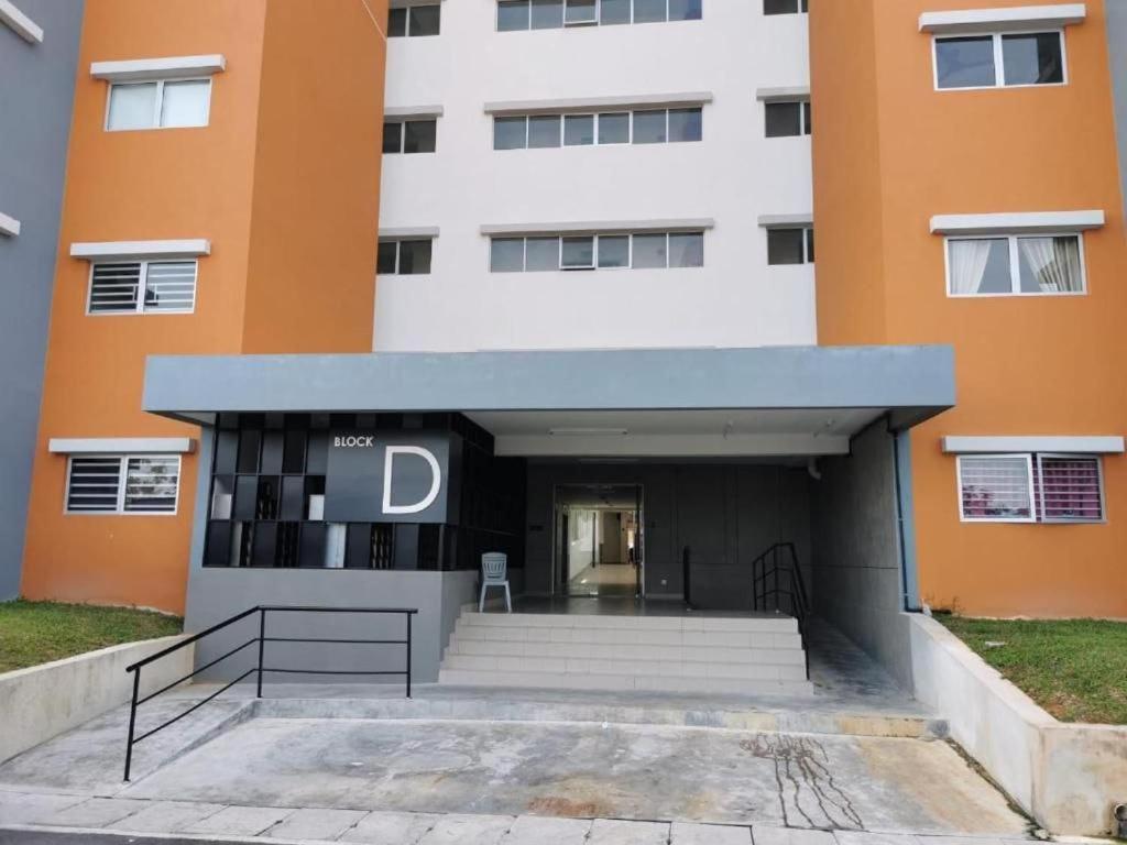 The Red Room Alanis Residence Sepang Exterior photo